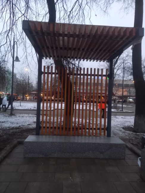 Это что?? Это остановки?? Вы нормальные?! А если с сумками и в дождь? В лужи ставить или в руках полчаса до..