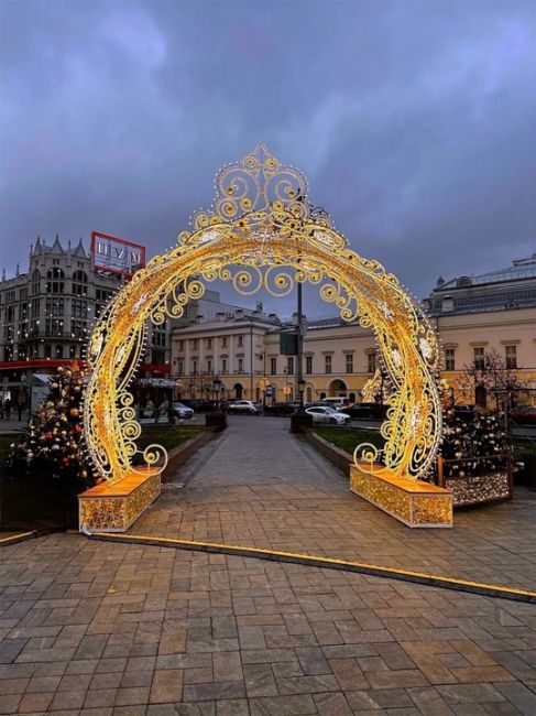 Маленький новогодний лес в сквере у Большого..