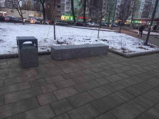 Это что?? Это остановки?? Вы нормальные?! А если с сумками и в дождь? В лужи ставить или в руках полчаса до..