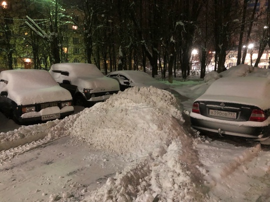 Из года в год во дворе Ленина,33  трактор зачищает посередине, отваливая мокрые булыжники снега под машины.  Не..