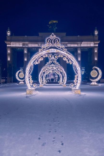 В декабре Москва превращается в сказочную страну.  Световые композиции на ВДНХ.  Фото Евгения..