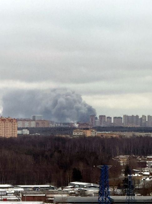 ЧТО ГОРИТ? 
Дым в районе Безменково. 
Пишут, что горит Газелькин в мкрн...