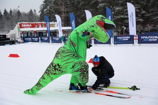 Кстюмированный лыжный забег пройдет на Лазутинке 🎿  Длина дистанции составляет 1200 метров, что делает ее..