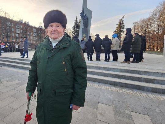 99-летний ветеран ВОВ возложил цветы к стеле Победы во Фрязино👏  Участник штурма Берлина, житель Фрязино..