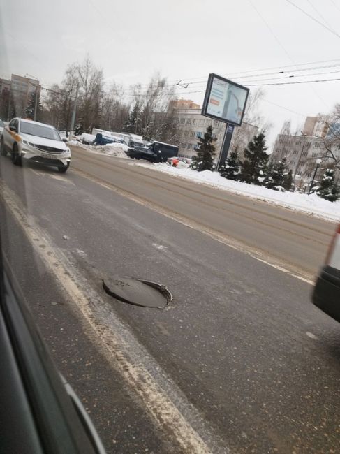 ❗️На Юбилейном напротив бывшей налоговой открыт люк на дороге в сторону Дружбы,..