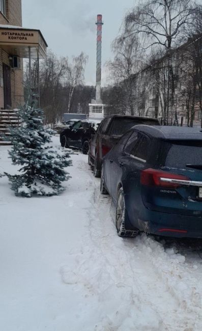 НАГЛЕЕ НЕКУДА 🤬
Ну это вообще что-то с чем-то! Три машины наглым образом заперли весь проход к нотариальной..