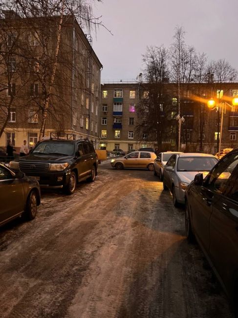 Объясните, пожалуйста, почему при проведении такого рода мероприятий не открывают парковку Арены Мытищи?..