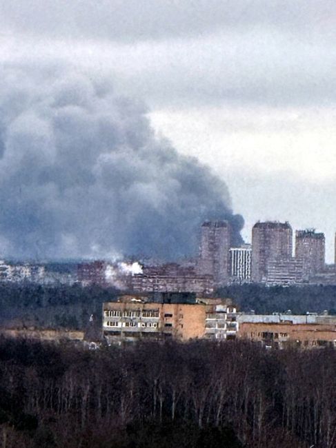 ЧТО ГОРИТ? 
Дым в районе Безменково. 
Пишут, что горит Газелькин в мкрн...