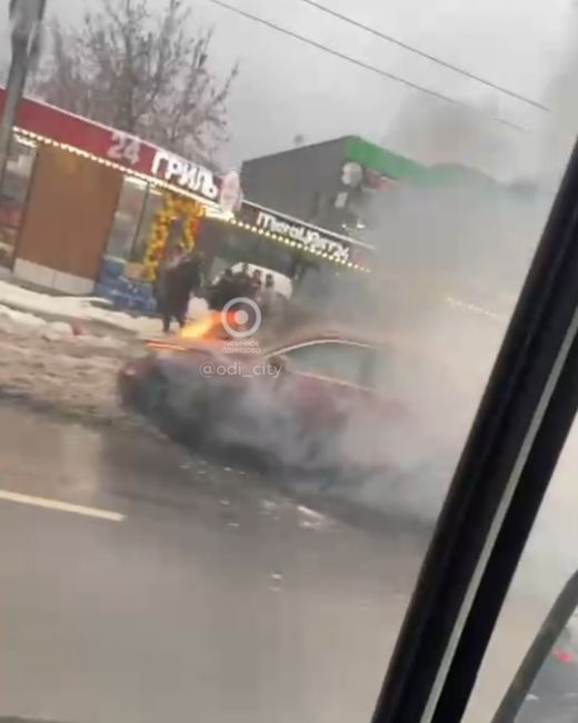 На Можайском шоссе в Мамоново горит автомобиль немецкой марки..