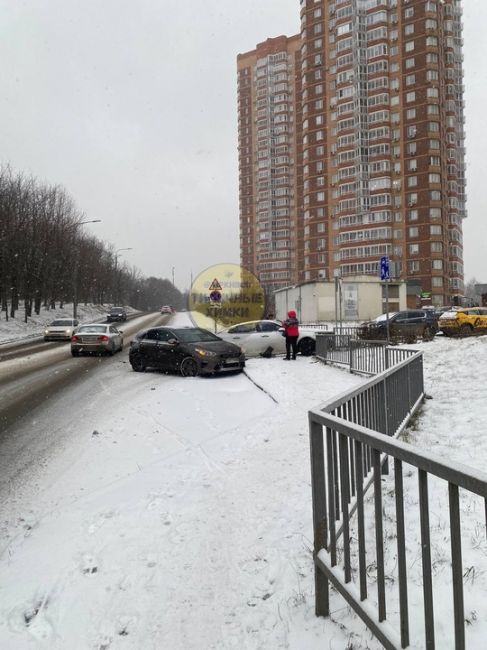 Соблюдайте дистанцию, граждане!
По Химкам прокатишься - ДТП чуть ли не на каждой улице, а восстанавливать..