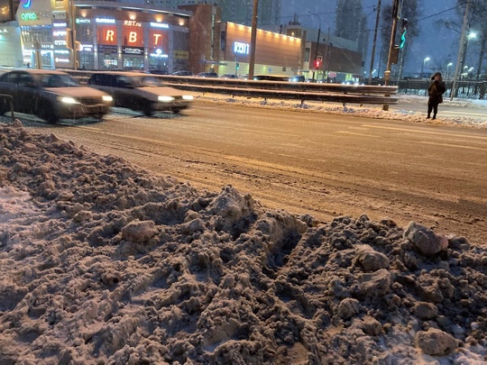 Остановка Конфитюр в сторону Москвы. 
Уважаемый, Роман Михайлович, будьте добры, распорядится, почистить или..