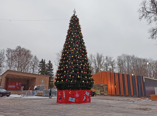 ⛸ В коломенском парке Мира продолжается монтаж катка с искусственным покрытием. Ледовая арена готовится к..