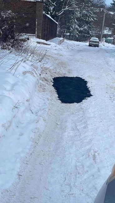 В деревне Подолино в Подмосковье асфальтик положили! 😂  Выглядит, как мем, но это..