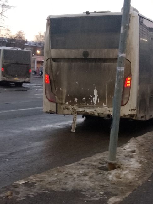 Анонимно пожалуйста, сегодня увидел такую картину водитель вышел посмотрел махнул рукой сел в автобус и..