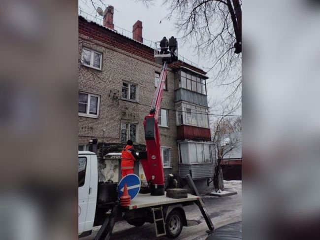 Жителям напомнили, что нужно очищать свои балконы и кондиционеры от сосулек.  Фото: t.me/mbugeupushkino 
Автор: Андрей..