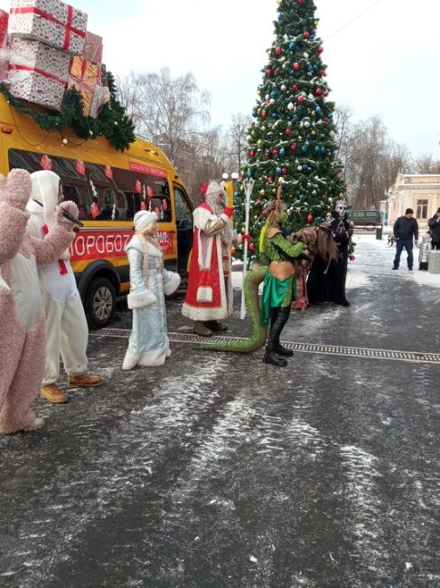 🎄Сегодня по городу колесил "ДедМоробOZ"! Заехал он и к ребятам, которые его ждали около Зимнего театра...