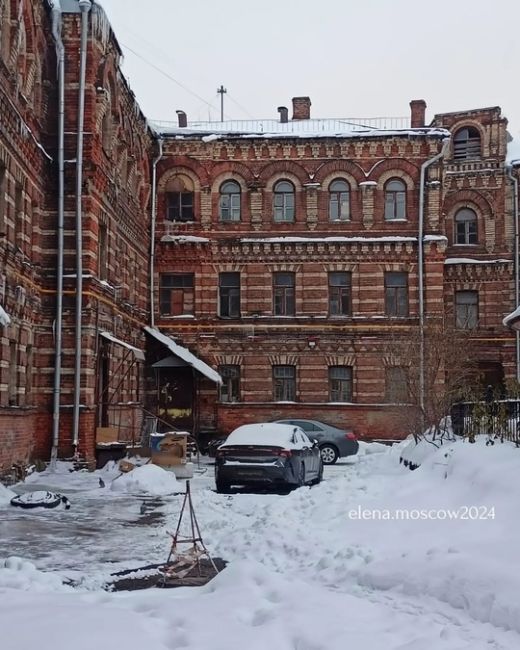 Уголок старины в центре Москвы - Константинопольское патриаршее подворье.  Адрес:: Крапивенский переулок,..