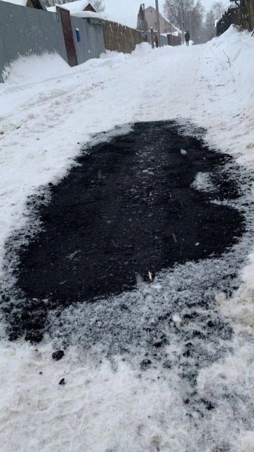 В деревне Подолино в Подмосковье асфальтик положили! 😂  Выглядит, как мем, но это..