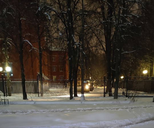 Видно даже через забор 😊  Городской трактор расчищает от снега парковку личных авто сотрудников..