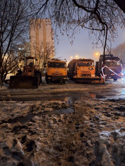 ВСЯ ТЕХНИКА В СБОРЕ 🤷‍♀️
Галина Т.
Когда наконец приведут остановку РГЗУ в сторону Москвы в порядок?
Когда..