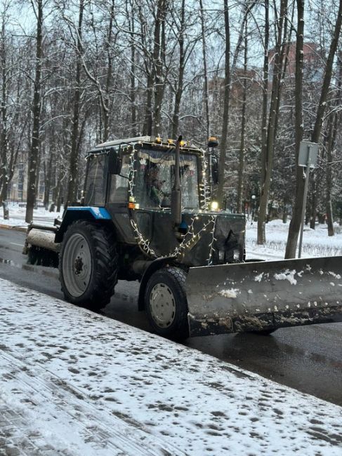 Химкинские коммунальщики решили не отставать от трендов и тоже нарядили трактор гирляндой..