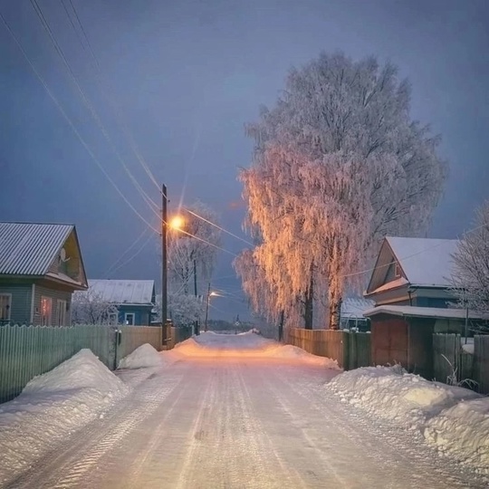 Зима, ты - ребенок, приехавший к бабушке в деревню. Какие тёплые воспоминания, несмотря на студеную зиму..