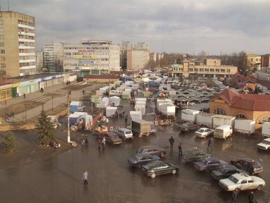 Раменское
2000 г.  Вот спешишь ты с электрички, через рынок, по каше из размокшего картона, обходя ряды, где..