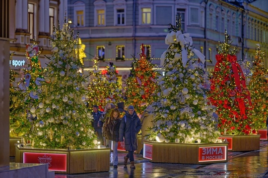 Новогодние декорации на Кузнецком мосту.  Фото: Юрий..