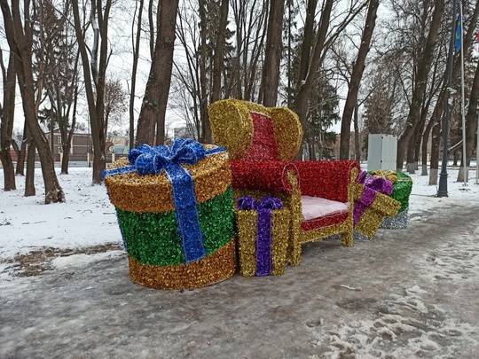 ⛸ В коломенском парке Мира продолжается монтаж катка с искусственным покрытием. Ледовая арена готовится к..