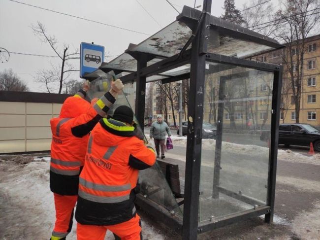 В Пушкино восстановили остекление остановки, которое было повреждено вандалами.  Фото: t.me/pushgorkhoz  Автор:..