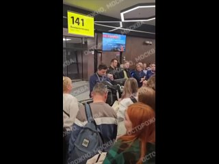 ✈В аэропорту Шереметьево пассажиры вынуждены ждать вылета в Египет уже более суток.  Рейс UJ614, который..