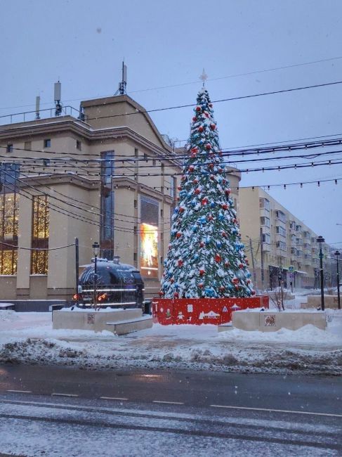 Зимняя сказка уже ждёт жителей и гостей области🎄  Во всех городах региона царит праздничное..