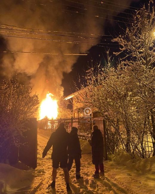 В 8 вечера в деревне Луцино загорелся складской домик 🔥  Как рассказали подписчики «Типичное Одинцово»,..