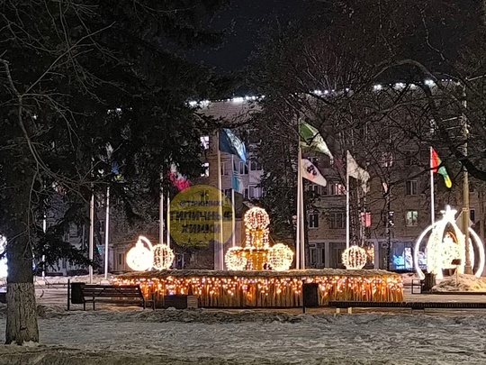 Новогодняя инсталляция в старых Химках как бы намекает, каким будет следующий год? 😂
Но будем верить в..