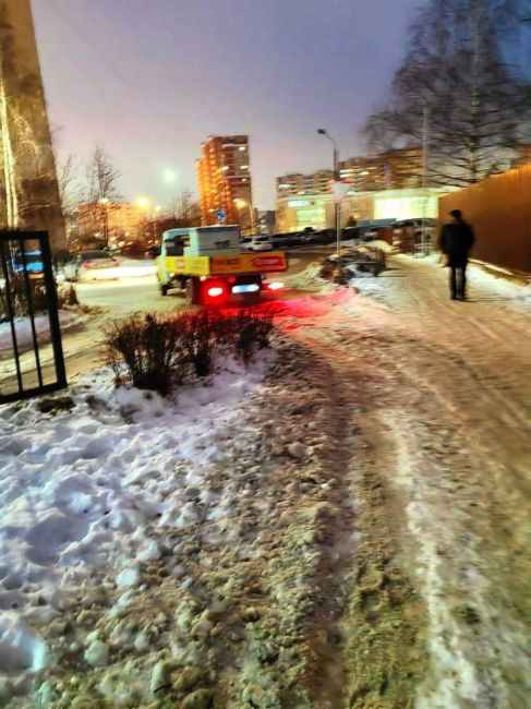 ❗️Из тротуара сделали дорогу, сообщают жители СНТ «Вахтанговец».  В связи с тем, что в конце пешеходного..