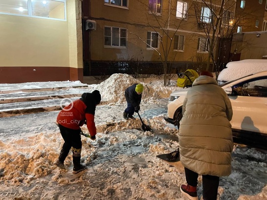 Жители улицы Северная решили не ждать коммунальщиков: сами расчистили двор и подъездную дорогу к дому..