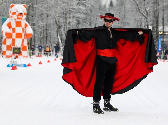 Кстюмированный лыжный забег пройдет на Лазутинке 🎿  Длина дистанции составляет 1200 метров, что делает ее..