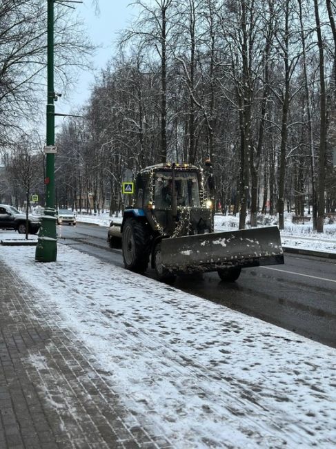 Химкинские коммунальщики решили не отставать от трендов и тоже нарядили трактор гирляндой..