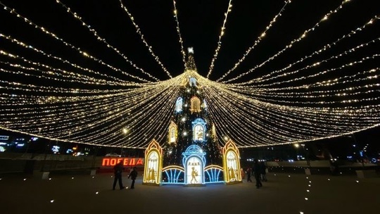 🎄 Праздник приближается! На площади Победы установили настоящую красавицу – главную ёлку города!..