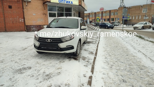 Запретили парковку напротив РЭО и ГАИ ?
Не беда, припаркуемся на тротуаре в двух шагах от офиса гаишников.
Как..