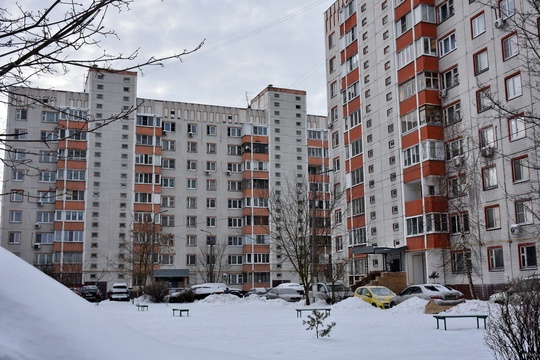 С ЛЕГКИМ ПАРОМ... ТО ЕСТЬ С НОВЫМ ГОДОМ (наступающим)! 
Интересно, архитекторы микрорайона Заря смотрели фильм..