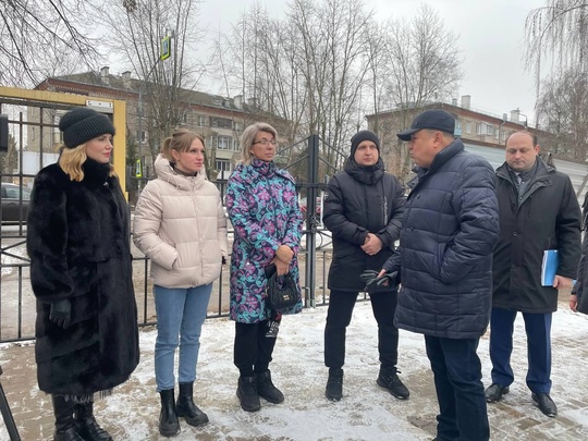 🏨 В коломенской школе № 14 продолжается капитальный ремонт  Представители родительского комитета..