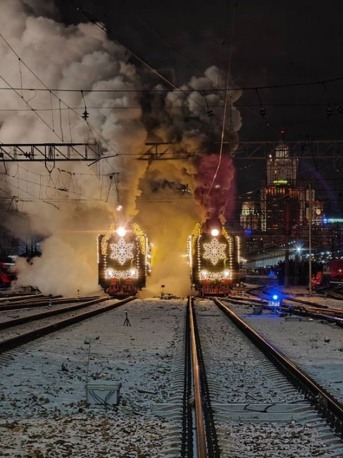 🚂 Атмосферные фотографии покидающих Киевский вокзал паровозов П36-0110 и П36-0120 с половинками поезда Деда..