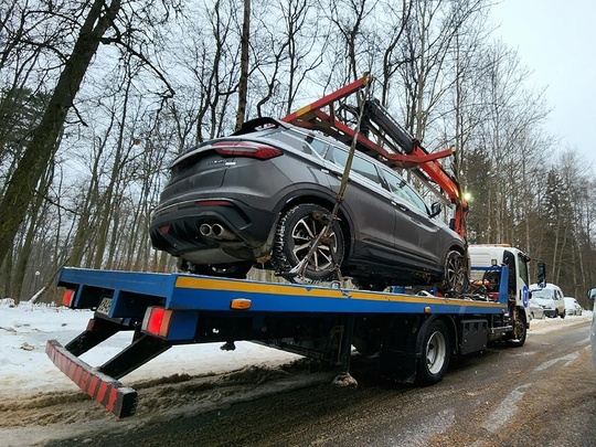 В ночь на 6 января в Подольске произошло ДТП с участием автомобиля каршеринга.. На предоставленных кадрах..