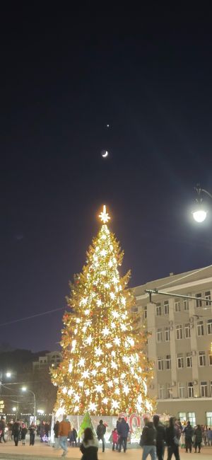 Сейчас в небе можно наблюдать сближение Луны и..