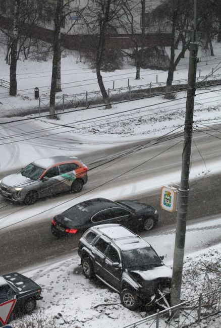 На перекрестке г. Видное между ПЛК 35 и 37 постоянно происходят аварии. А сегодня очередная авария напротив..