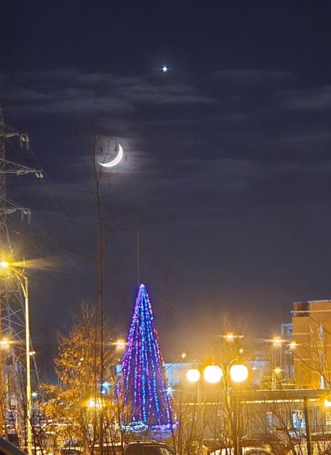 Венера с Луной достигли редкой близости 🌒  Кроме того, этой ночью ожидается пик звездопада Квадрантиды...