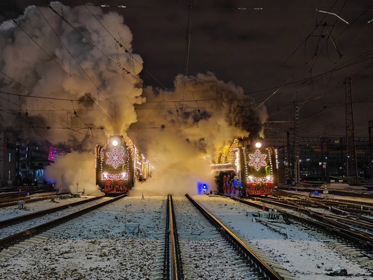 🚂 Атмосферные фотографии покидающих Киевский вокзал паровозов П36-0110 и П36-0120 с половинками поезда Деда..