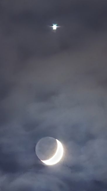 Венера с Луной достигли редкой близости 🌒  Кроме того, этой ночью ожидается пик звездопада Квадрантиды...