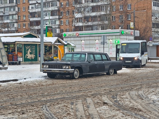 На Привокзальной площади был замечен лимузин ЗИЛ-114 😍  Большинство граждан советской эпохи видели такой..